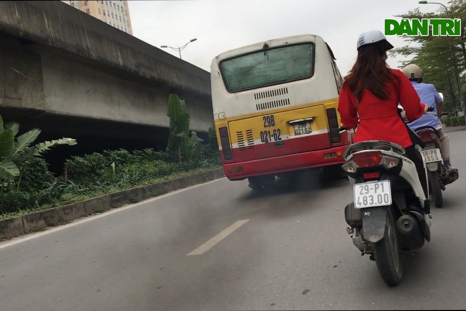 Xe bus nhái chuyên bắt cóc hành khách làm náo loạn giao thông ở Hà Nội - 3 Xe bus nhái chuyên bắt cóc hành khách làm náo loạn giao thông ở Hà Nội - 3