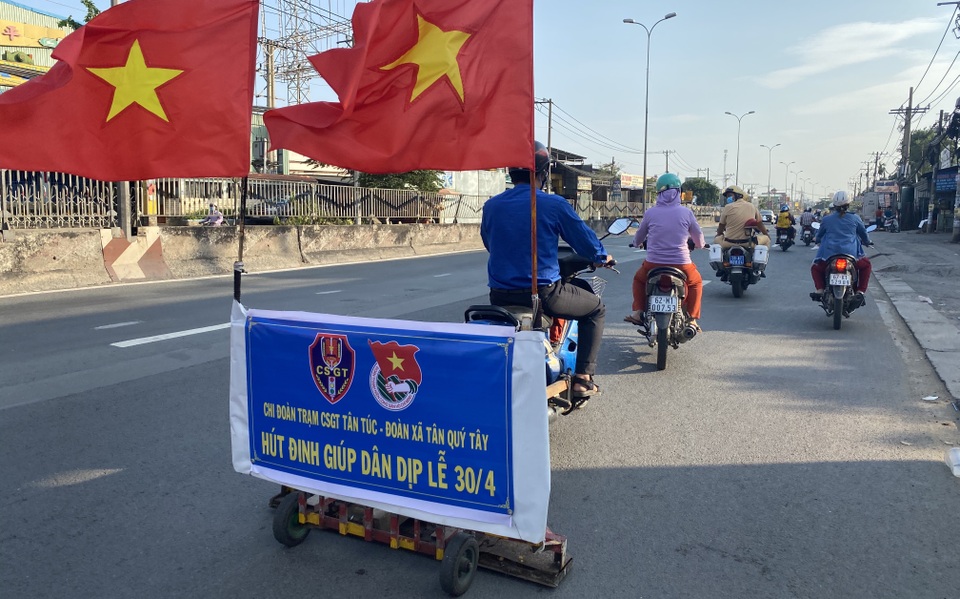 CSGT dọn đinh nhọn trên quốc lộ để người dân đi lại an toàn dịp lễ - 3 CSGT dọn đinh nhọn trên quốc lộ để người dân đi lại an toàn dịp lễ - 3