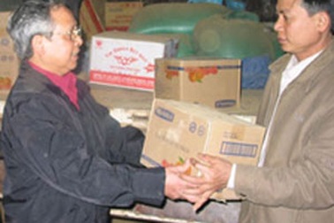 Đưa hàng cứu trợ của độc giả Dân trí tới thôn Pác Củng