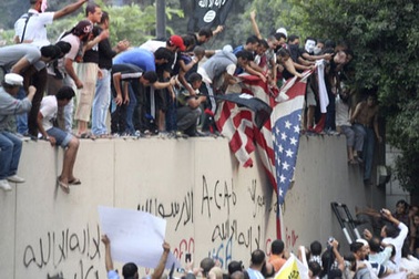 Ai Cập: Người biểu tình hạ và đốt cờ Mỹ ở sứ quán tại Cairo