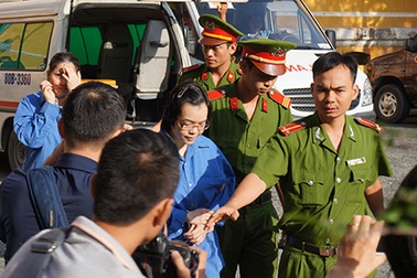 “Siêu lừa” Huyền Như tiều tụy đến tòa phúc thẩm