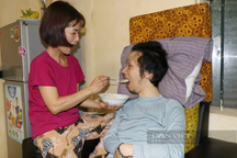 Người vợ 13 năm chăm chồng bại liệt và câu chuyện tình yêu đầy xúc động