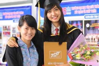 Người đẹp biển Ninh Hoàng Ngân rạng ngời trong ngày tốt nghiệp