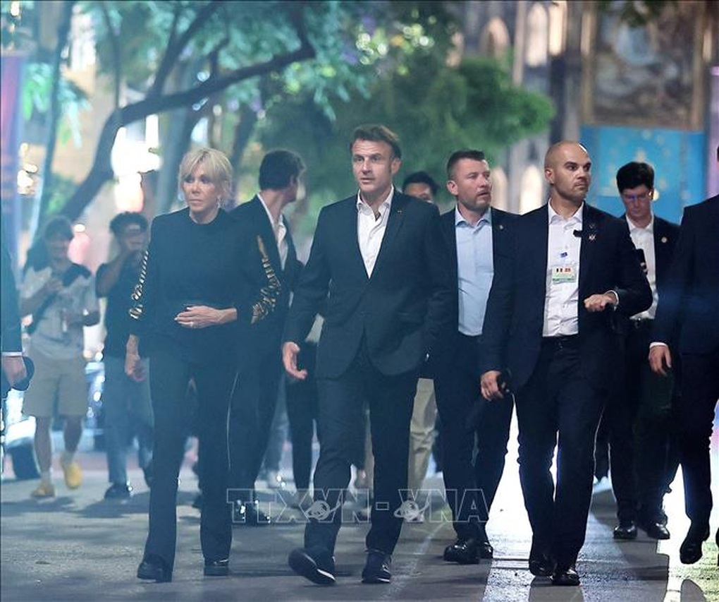 Tổng thống Pháp Emmanuel Macron và Phu nhân dạo phố cổ Hà Nội - 6 Tổng thống Pháp Emmanuel Macron và Phu nhân dạo phố cổ Hà Nội - 6