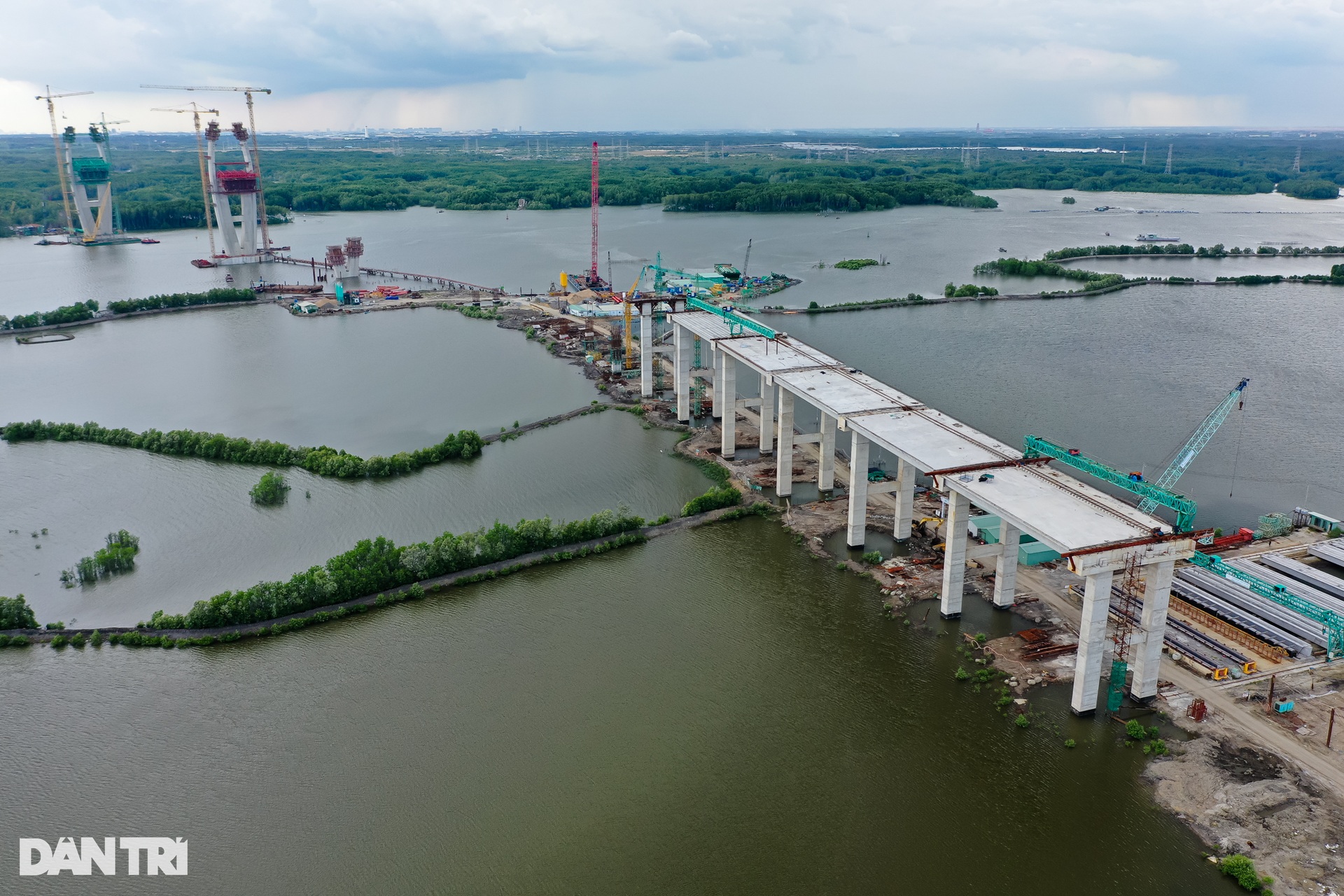 Hối hả thi công trên cây cầu có nhịp chính dài nhất Đông Nam Á - 2 Hối hả thi công trên cây cầu có nhịp chính dài nhất Đông Nam Á - 2