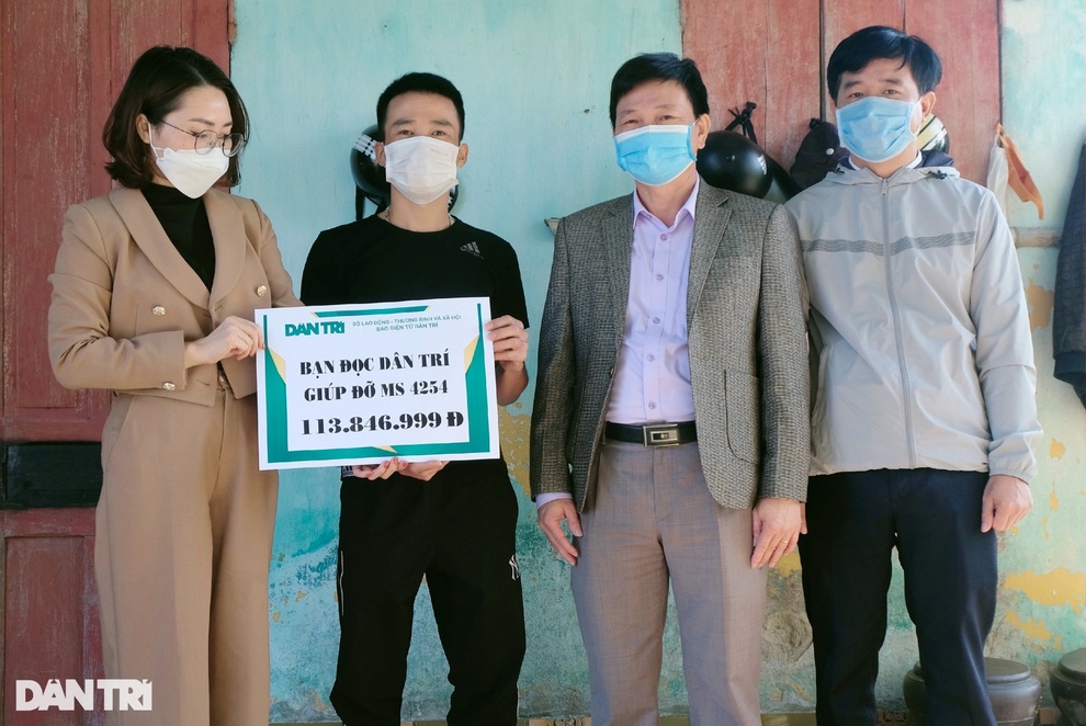 Hơn 176 triệu đồng đến với người đàn ông tay ôm tro cốt vợ, tay bế con thơ  - 1