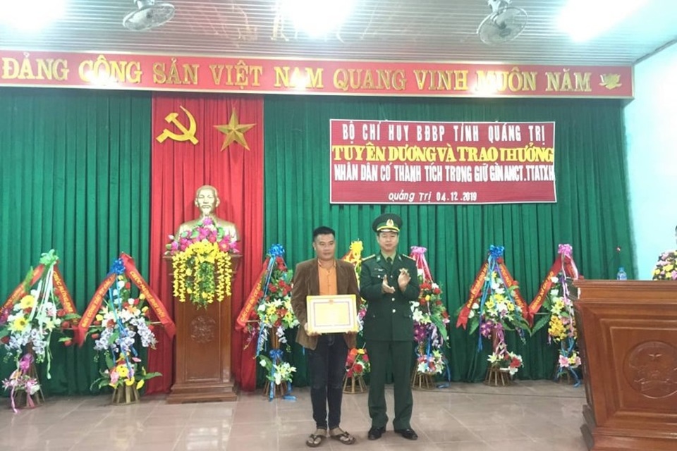Khen thưởng ngư dân giao nộp 7kg nghi ma tuý nhặt được bên bờ biển - 2 Khen thưởng ngư dân giao nộp 7kg nghi ma tuý nhặt được bên bờ biển - 2