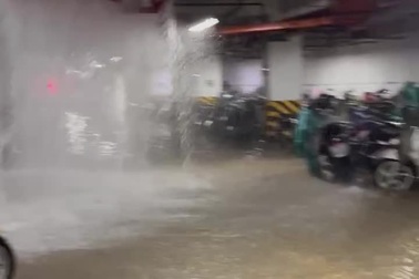 Nước tràn vào tầng hầm chung cư xối xả như thác ở Hà Nội