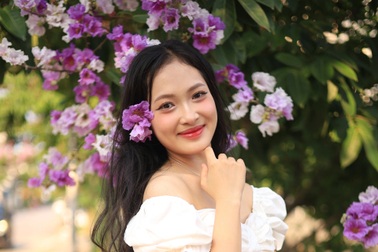 Du khách check-in với con đường bằng lăng tím lịm giữa nắng hè ở Nghệ An