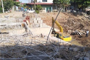 Sập giàn giáo thi công cầu, bê tông cốt thép bít kín lòng sông