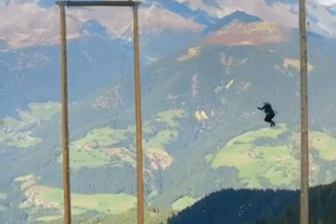 Choáng ngợp khi ngắm du khách "bay" trên xích đu khổng lồ