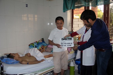 Trao thêm hơn 88 triệu đồng đến bé Quốc Anh