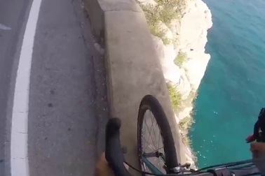 Rợn người màn đi xe đạp thăng bằng bên vách núi cheo leo (2)