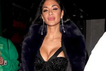 Nicole Scherzinger mặc bốc lửa bất chấp trời đông giá lạnh