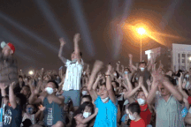 Người hâm mộ vỡ òa sung sướng ăn mừng mưa bàn thắng của U23 Việt Nam