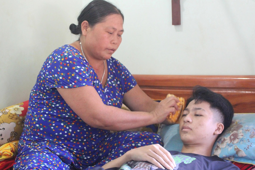 Xót xa cảnh chàng trai chết mòn, gần 2 tháng không có tiền đến viện - 2 Xót xa cảnh chàng trai chết mòn, gần 2 tháng không có tiền đến viện - 2