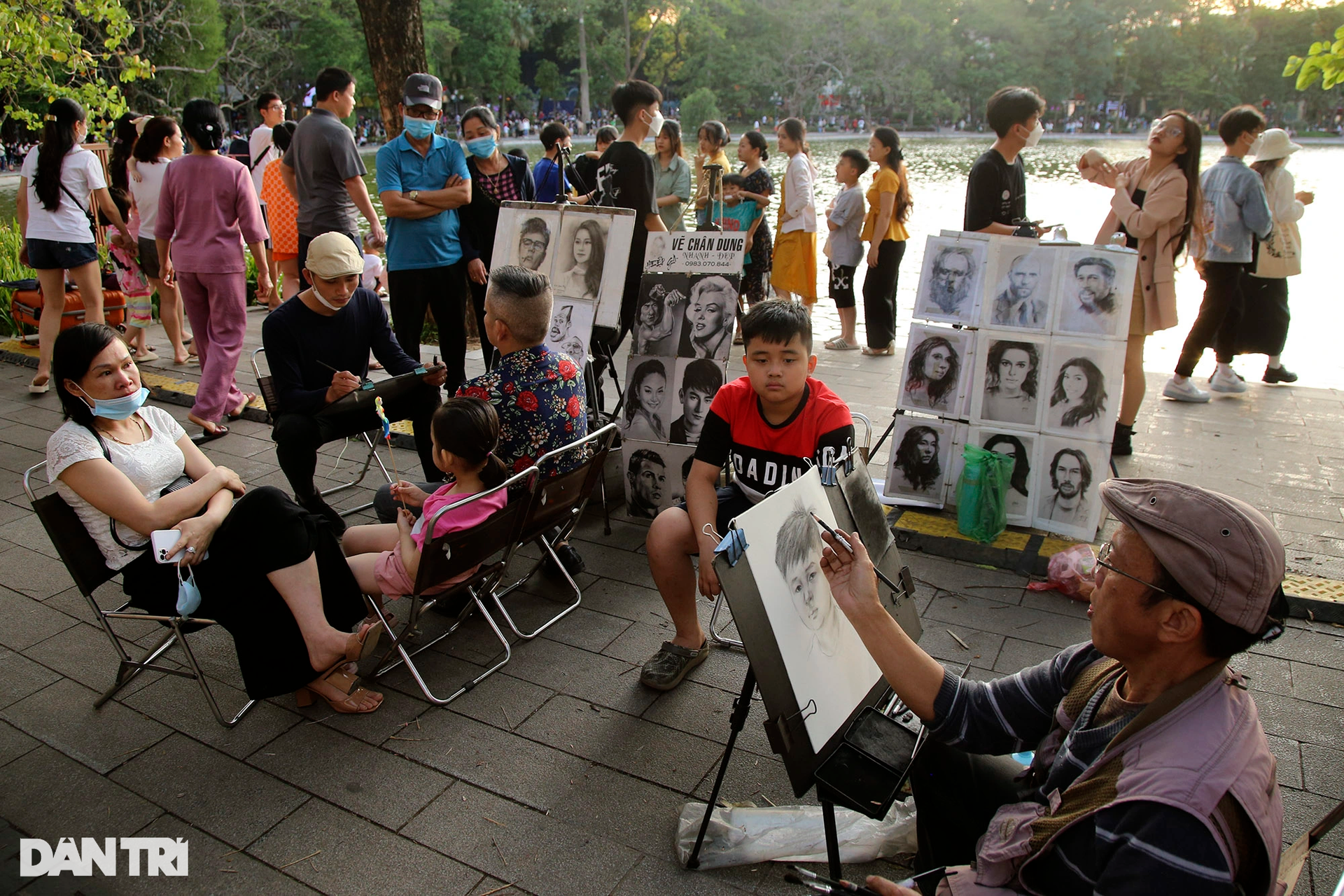 Thời tiết tuyệt đẹp, phố đi bộ quanh Hồ Gươm đông kín khách - 12