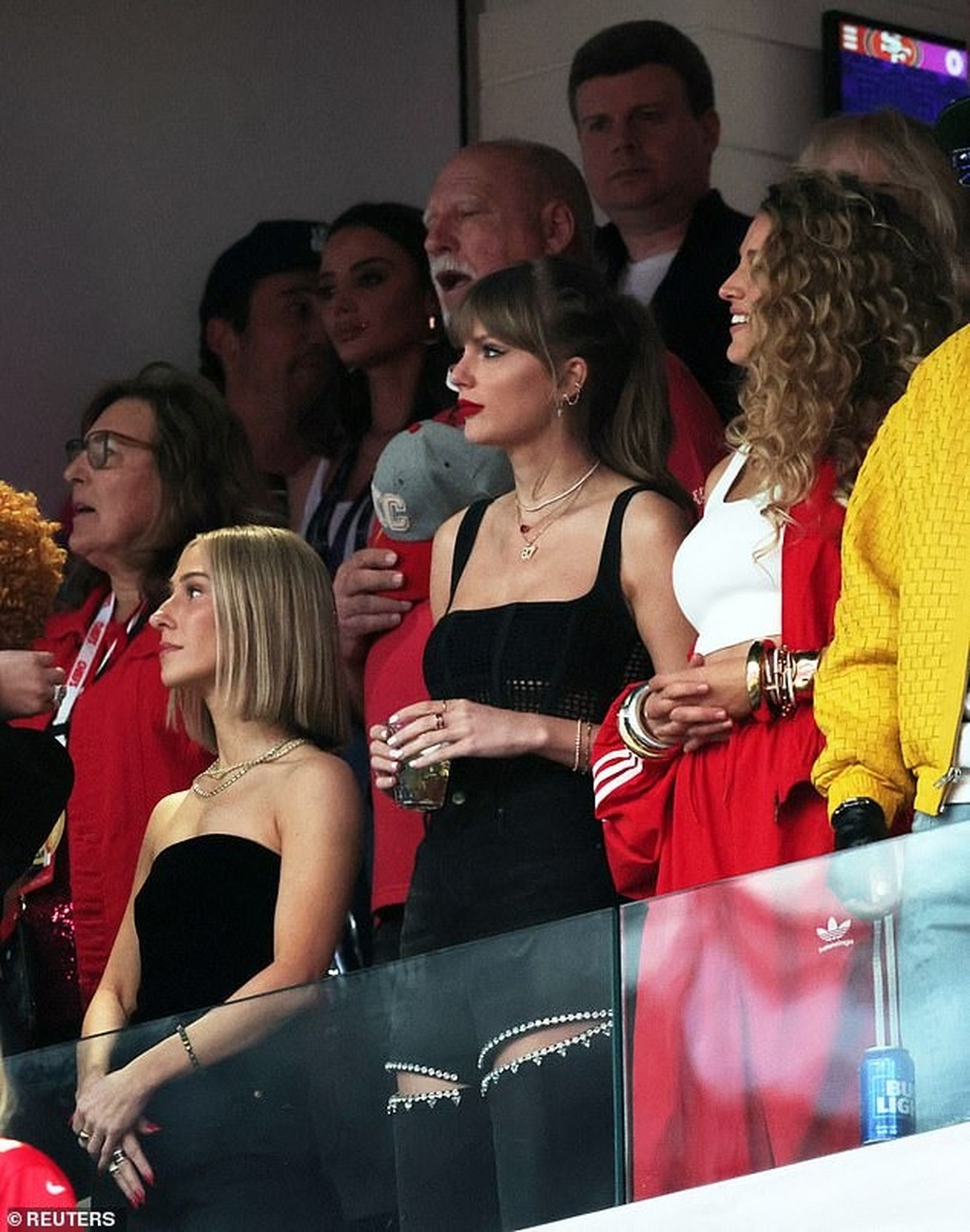 Taylor Swift đi xem bạn trai thi đấu, mặc giản dị cũng hơn 62.000 USD - 4
