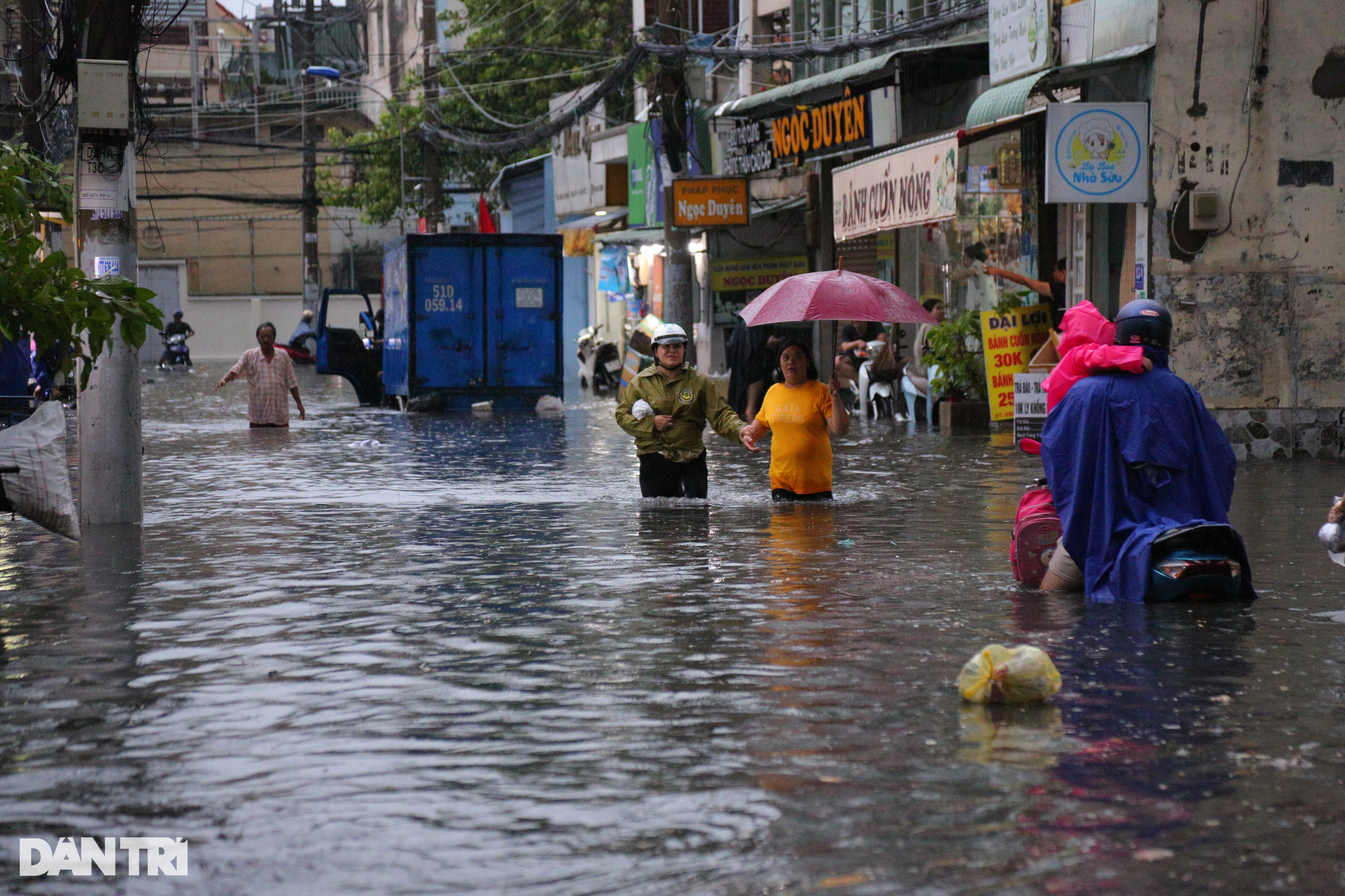 View - Mới đầu mùa mưa, người dân TPHCM đã khổ vì ngập | Báo Dân trí