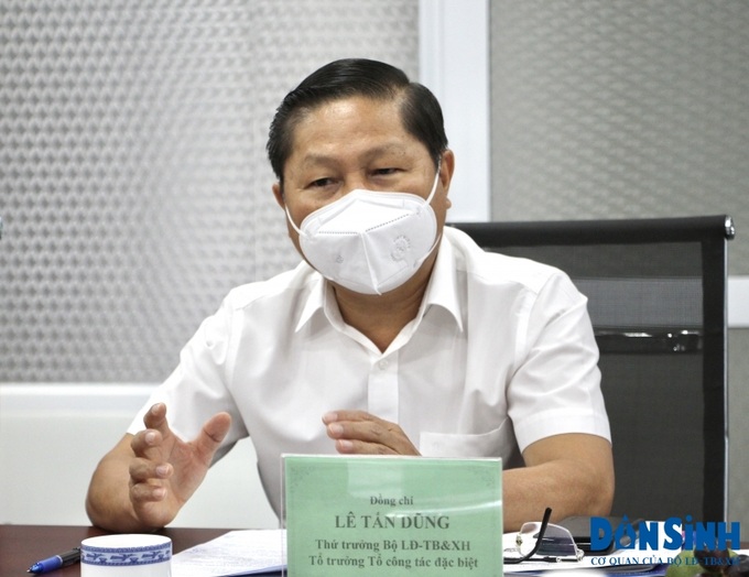 Thứ trưởng Lê Tấn Dũng lưu ý Sở LĐ-TB&XH TP.HCM cần tiếp tục tăng cường công tác phòng, chống dịch Covid-19, đồng thời đẩy nhanh chi trả gói hỗ trợ đợt 3 cho người dân, người lao động.