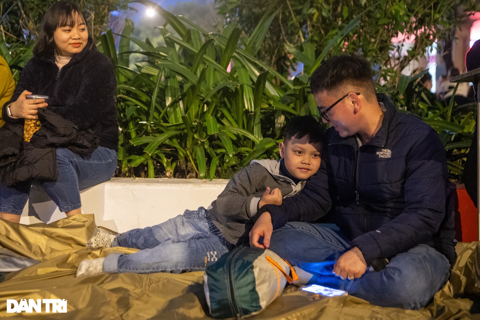 Không khí người dân cả nước hân hoan, vui đón giao thừa Tết Giáp Thìn - 11 Không khí người dân cả nước hân hoan, vui đón giao thừa Tết Giáp Thìn - 11