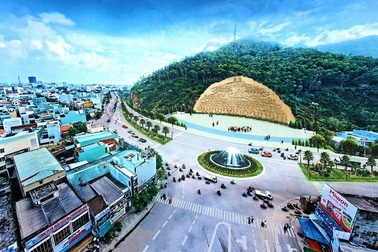 Bình Định tạm dừng tạc phù điêu 86 tỷ đồng vào vách núi