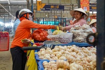 Tiểu thương chợ đầu mối lớn nhất TPHCM bán rẻ như cho vẫn… ế