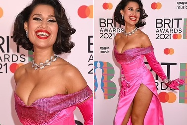 Nữ ca sĩ Raye mặc hở bạo dự lễ trao giải âm nhạc Anh