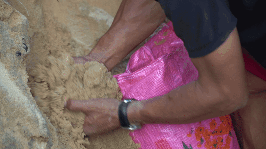 Dân làng chài Nhơn Lý khẩn trương gia cố nhà cửa trước bão Kalmaegi