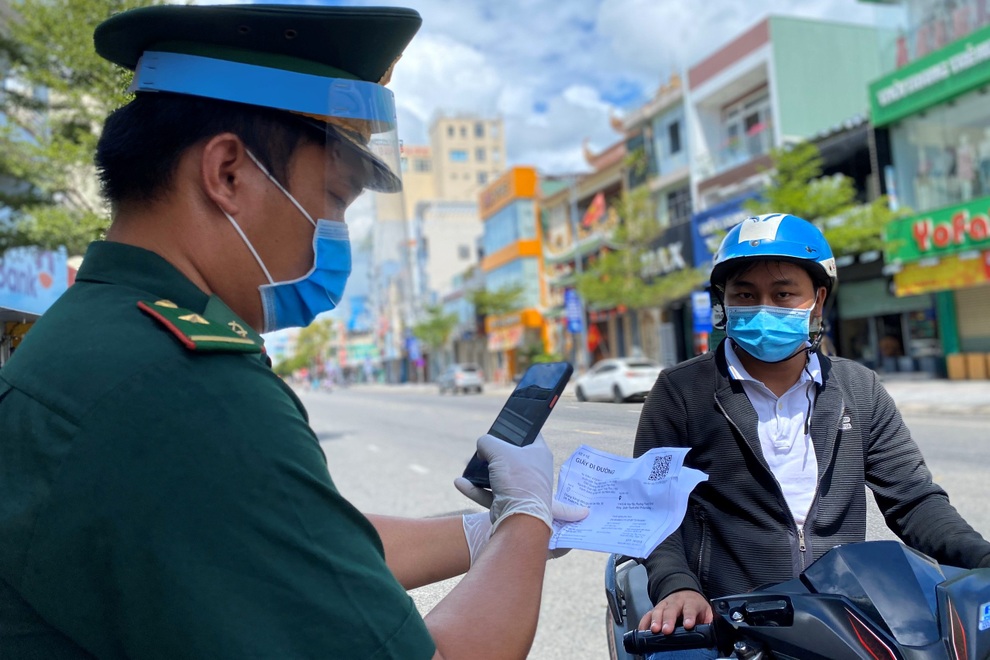 Người dân Đà Nẵng được cấp giấy đi đường trong 3 phút như thế nào? - 1 Người dân Đà Nẵng được cấp giấy đi đường trong 3 phút như thế nào? - 1
