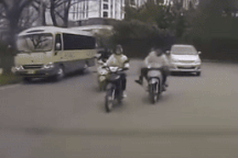 Thanh niên đi xe máy đạp vào người phụ nữ tại Hà Nội