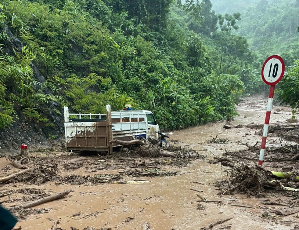 Nước mắt Trung tá công an giữa 2 lần điểm danh trong tâm lũ - 2 Nước mắt Trung tá công an giữa 2 lần điểm danh trong tâm lũ - 2
