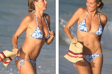 Siêu mẫu 43 tuổi diện áo tắm hai mảnh nhỏ xíu