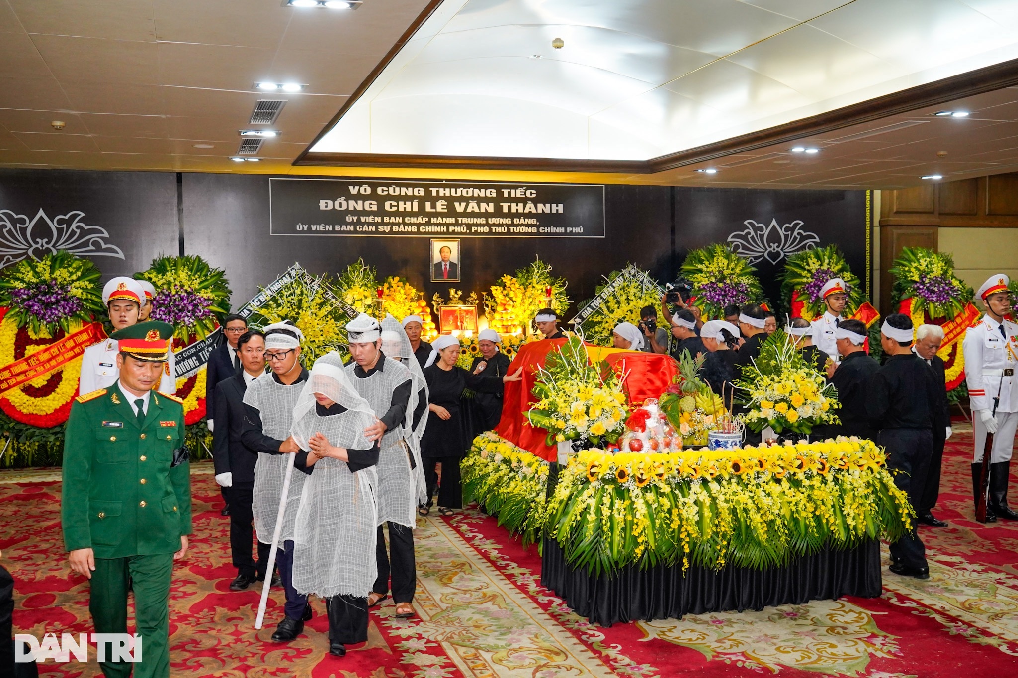 Linh xa đưa Phó Thủ tướng Lê Văn Thành về nơi an nghỉ cuối cùng - 4 Linh xa đưa Phó Thủ tướng Lê Văn Thành về nơi an nghỉ cuối cùng - 4