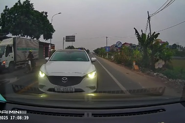 Tài xế đi sai còn thể hiện thái độ với xe đi đúng