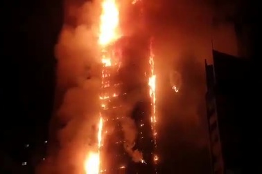 Tòa nhà chọc trời ở UAE cháy nghi ngút như cột lửa
