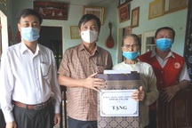 Lãnh đạo tỉnh Quảng Trị thăm, tặng quà các gia đình chính sách