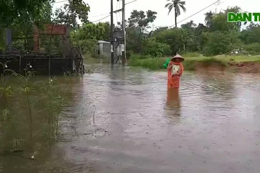 Đà Nẵng: Nhiều thôn ngập nặng, người dân di chuyển bằng ghe