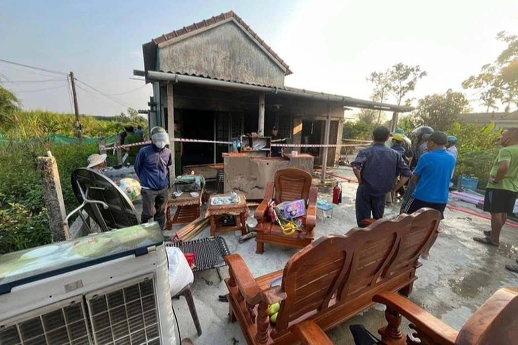 Người đàn ông bị tai biến mắc kẹt trong căn nhà bốc cháy - 1