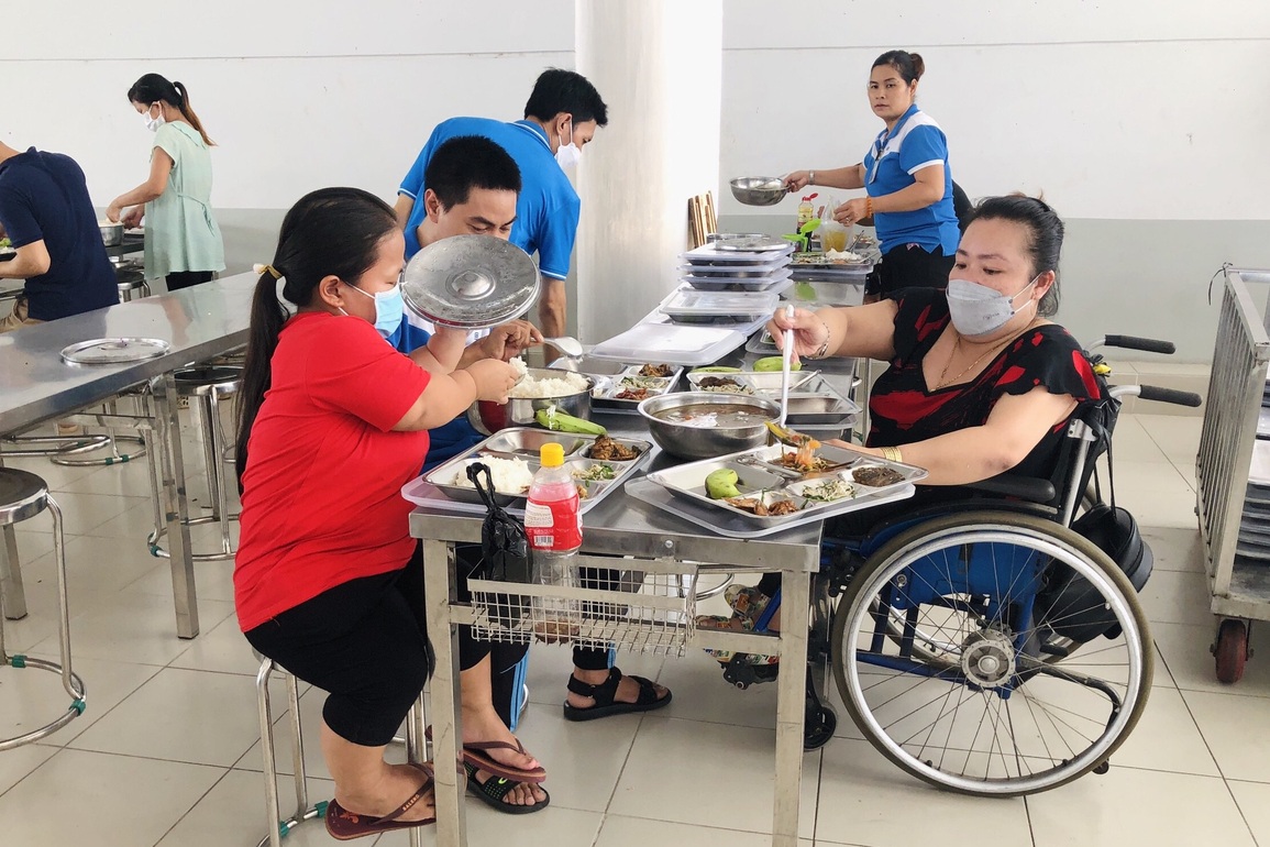 Lao động khuyết tật được trả lương như người bình thường - 3 Lao động khuyết tật được trả lương như người bình thường - 3