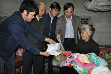 Tết ấm áp của bé 14 ngày tuổi có mẹ bị tâm thần