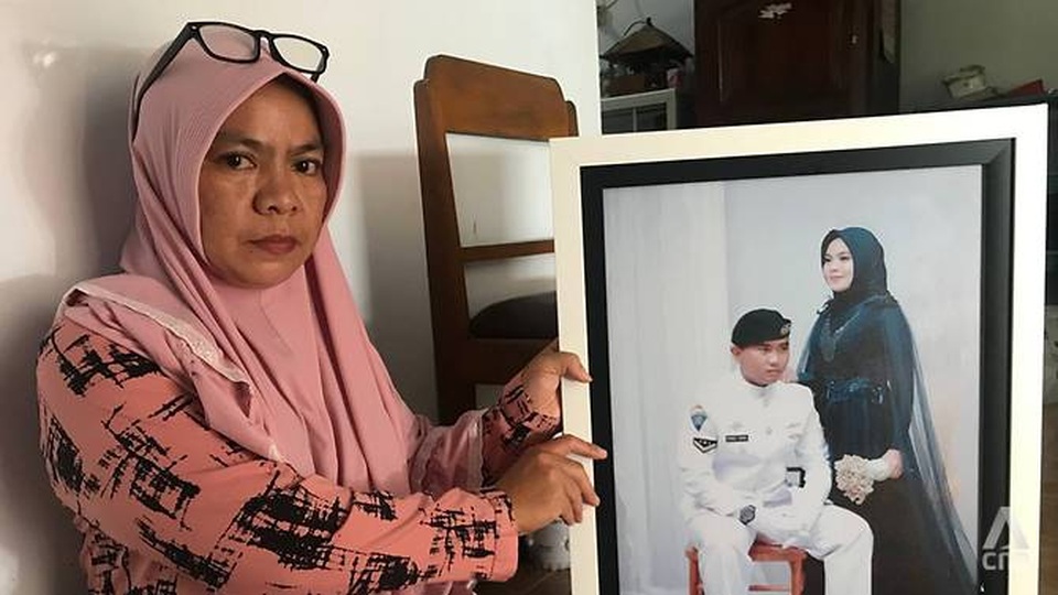 Người vợ trẻ sốc chờ tin chồng mới cưới trên tàu ngầm Indonesia mất tích - 1 Người vợ trẻ sốc chờ tin chồng mới cưới trên tàu ngầm Indonesia mất tích - 1