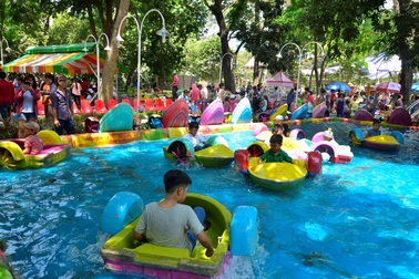 Người dân đổ về các khu vui chơi trong nội đô dịp nghỉ lễ