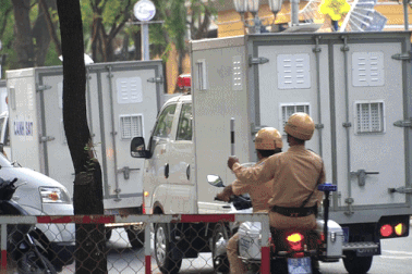 Đoàn xe chở các bị cáo trong vụ án Vạn Thịnh Phát đến tòa