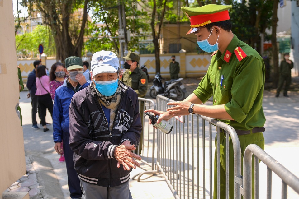 Thêm điểm phát gạo, thực phẩm miễn phí cho người khó khăn ở Hà Nội - 5 Thêm điểm phát gạo, thực phẩm miễn phí cho người khó khăn ở Hà Nội - 5
