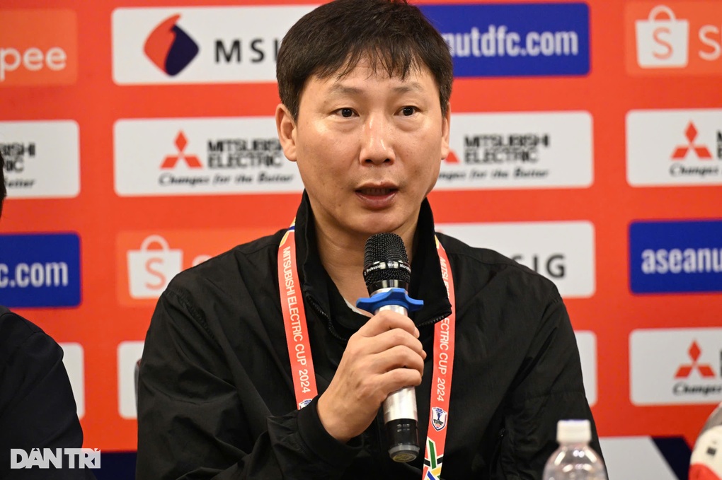 HLV Kim Sang Sik: Tôi đánh cược sự nghiệp của mình ở AFF Cup 2024 - 2