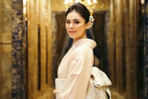 Hoa hậu Hoàn vũ 2007 Riyo Mori diện kimono tới chúc mừng Hồng Nhung