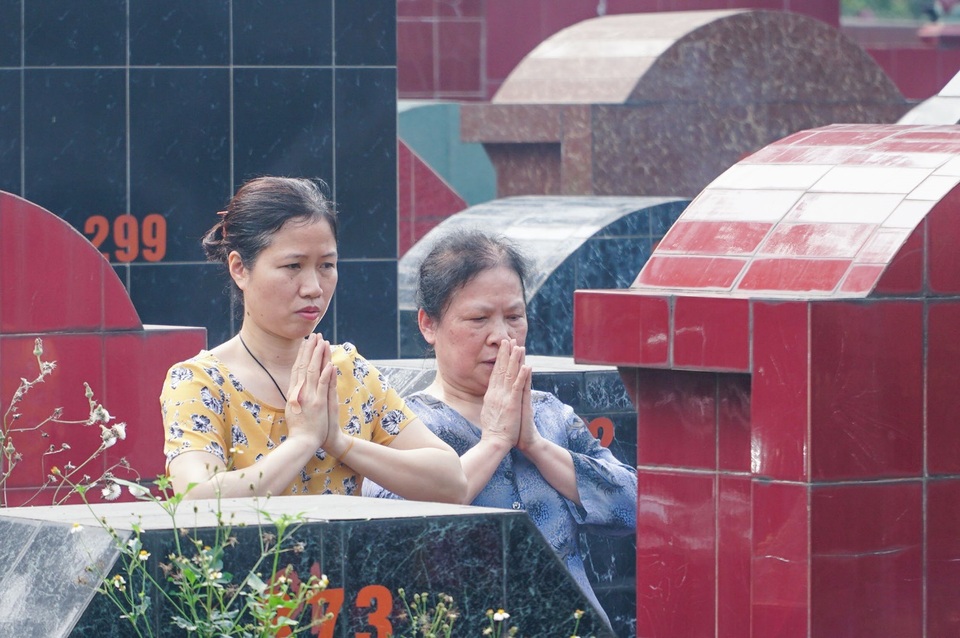 Nhiều người dân đi tảo mộ dịp Tết Thanh minh - 7 Nhiều người dân đi tảo mộ dịp Tết Thanh minh - 7