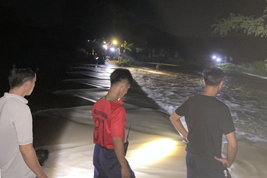 Hai cha con bị nước cuốn, con trai tử vong