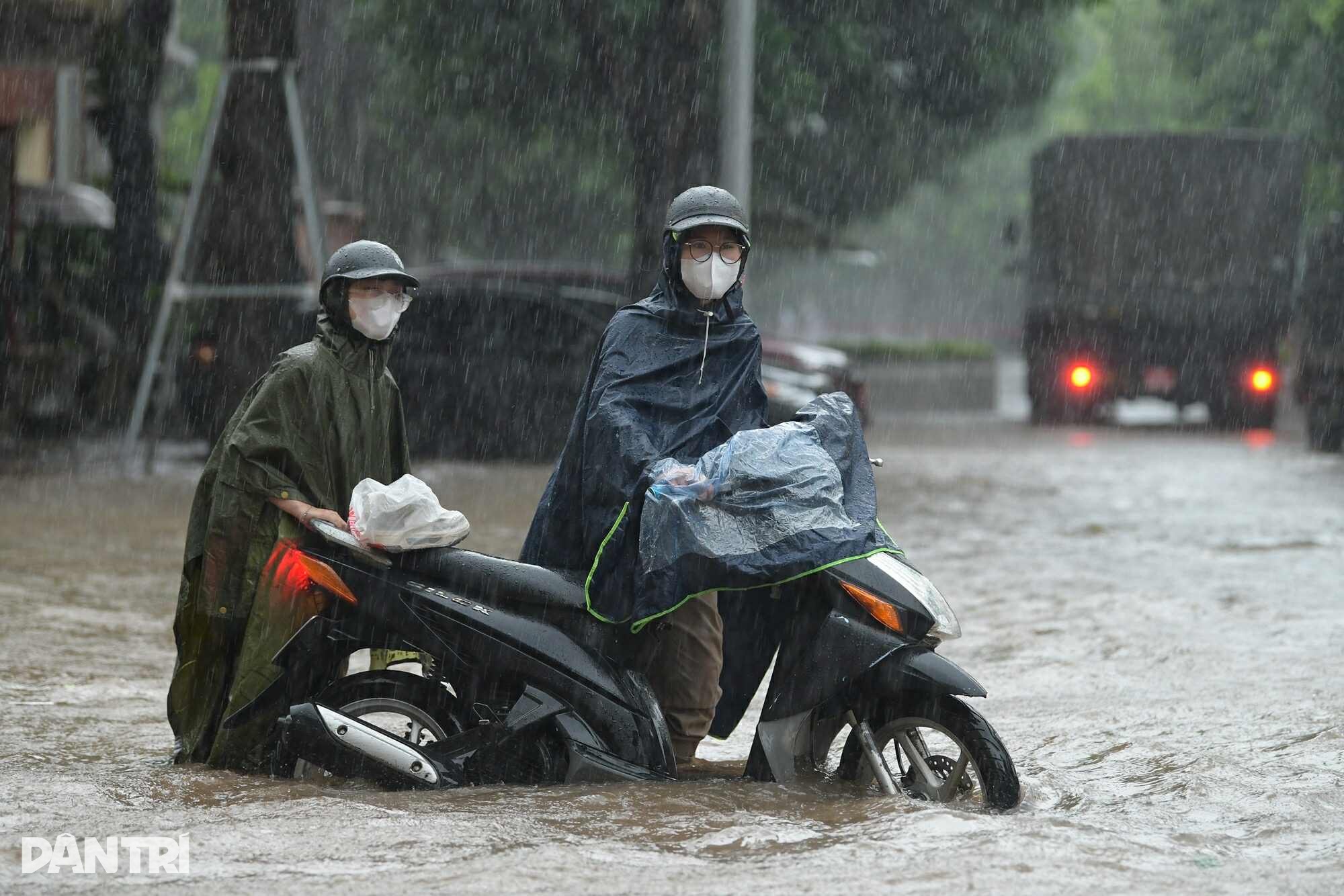 Hà Nội có thể mưa lớn hết đêm, vùng rốn lũ nước lên nhanh từng giờ - 5
